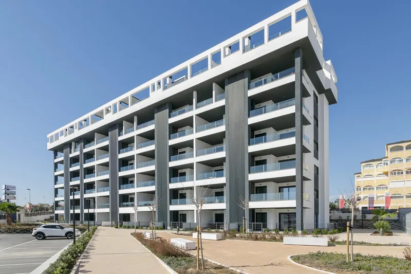 URBANIZACION CERRADA DE OBRA NUEVA EN TORREVIEJA A SOLO 700M DE LA PLAYA