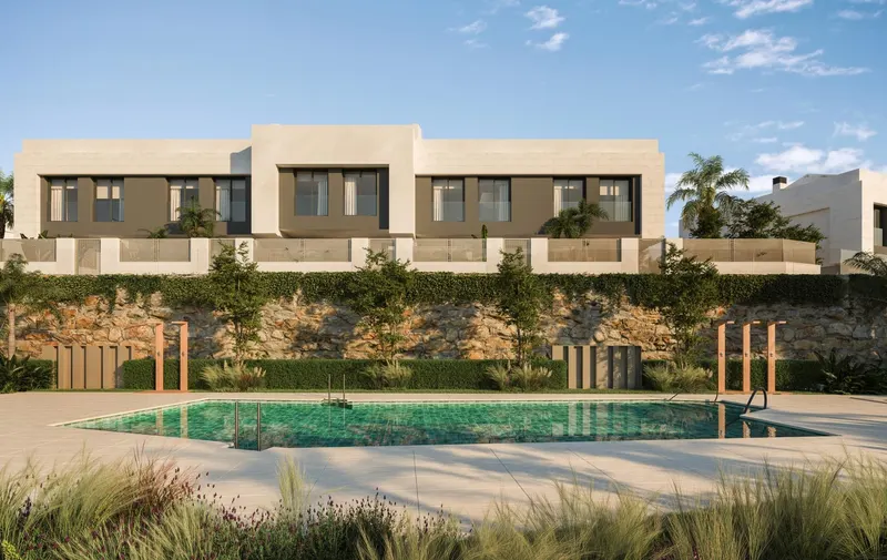 Casas adosadas de nueva construcción con vistas al mar cerca del campo de golf Miraflores, en Calahonda