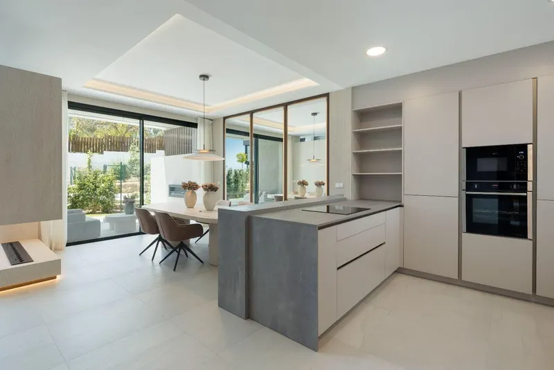 Lujosas casas adosadas de nueva construcción en Río Real, Marbella