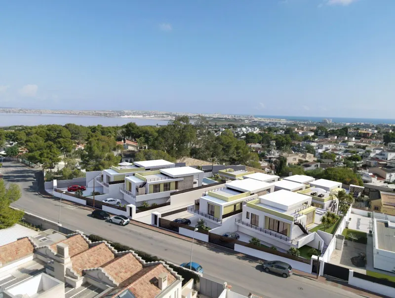 Chalets de obra nueva de una planta con piscina privada en Torrevieja