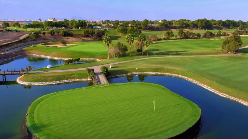 Villas de nueva construcción en primera línea de Lo Romero Golf