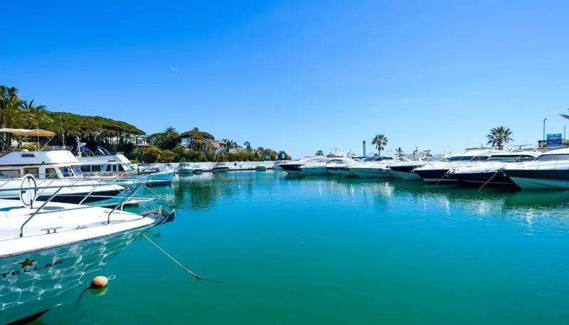 Luksusowe życie w Cabopino, Marbella: Ekskluzywne apartamenty z niezrównanymi udogodnieniami