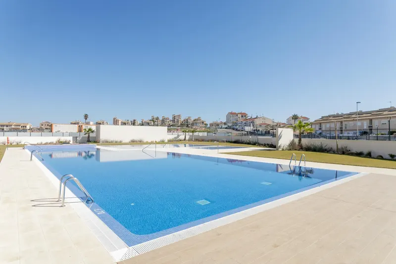 NOWY BUDYNEK GATED URBANIZACJI W TORREVIEJA TYLKO 700M OD PLAŻY