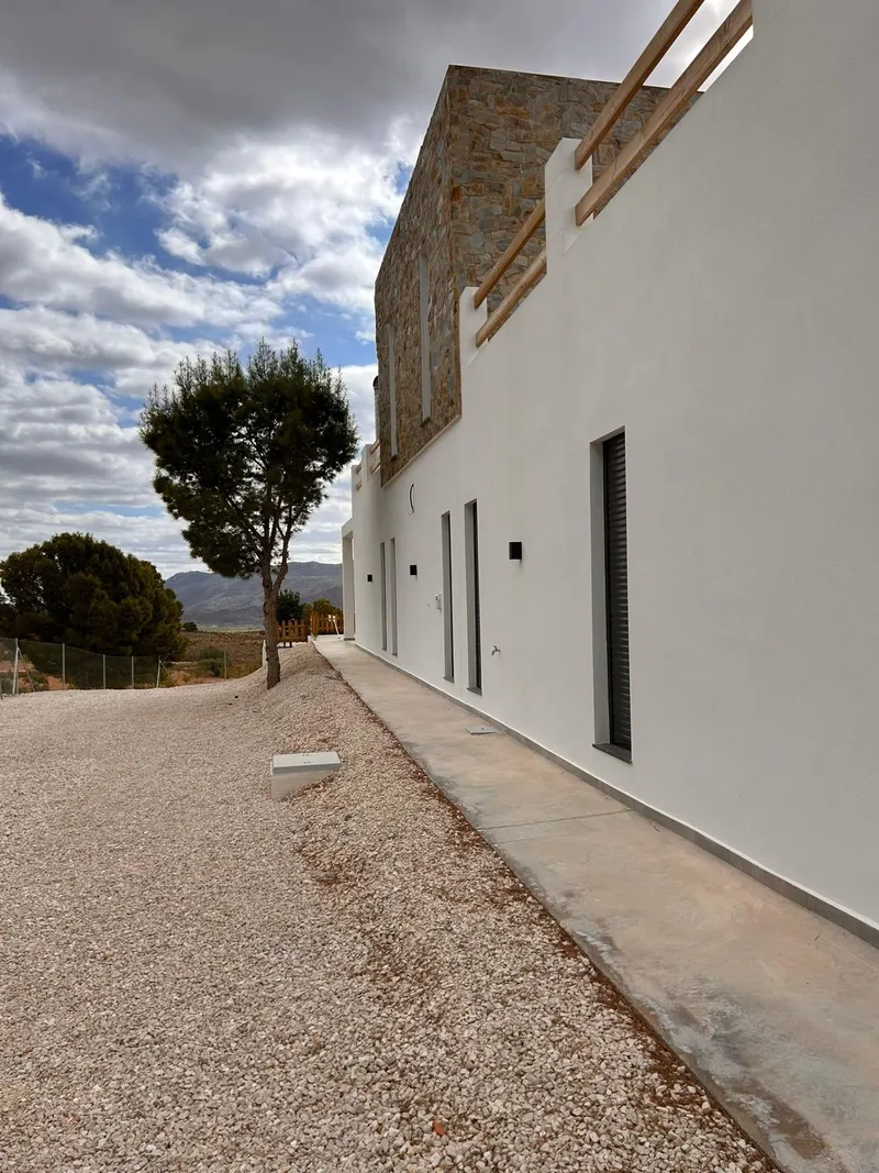 Nowe wille budowane na zamówienie w Pinoso (Alicante): przestronne domy w otoczeniu natury