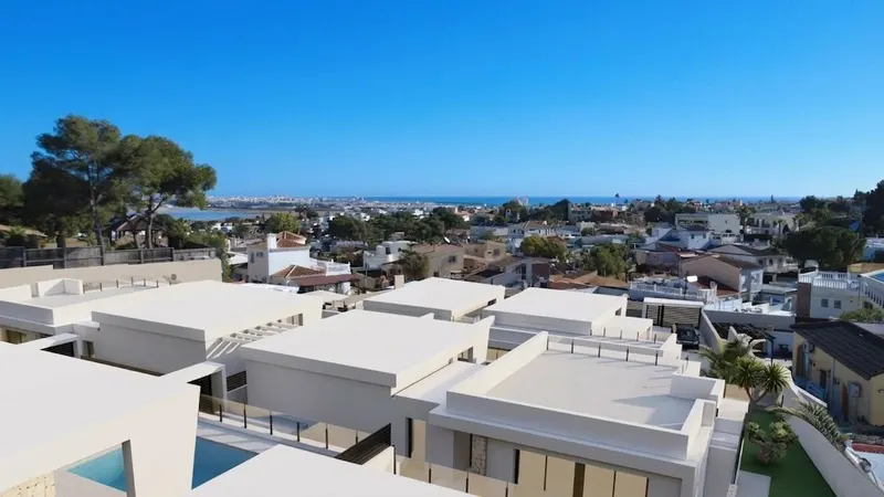Chalets de obra nueva de una planta con piscina privada en Torrevieja