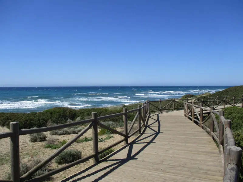 Luksusowe życie w Cabopino, Marbella: Ekskluzywne apartamenty z niezrównanymi udogodnieniami