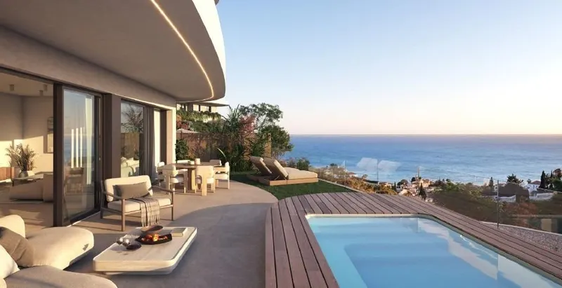 Adosados de lujo de nueva construcción en venta en Las Lomas del Higuerón con vistas al mar y piscinas privadas