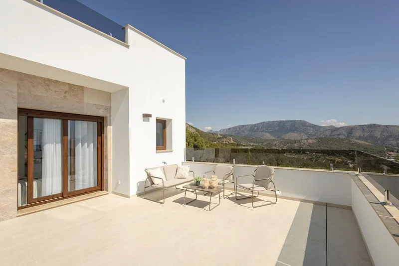 Impresionantes villas de nueva construcción en Polop con vistas al mar
