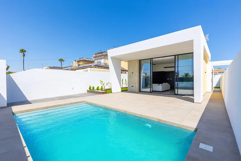 Chalets de obra nueva de una planta con piscina privada en Torrevieja
