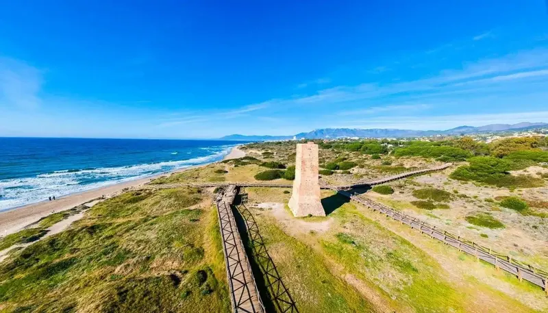 Luksusowe życie w Cabopino, Marbella: Ekskluzywne apartamenty z niezrównanymi udogodnieniami