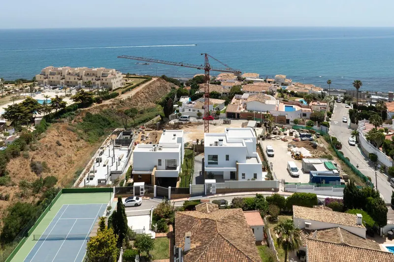 Ekskluzywne nowe wille na sprzedaż w Las Farolas, Mijas Costa