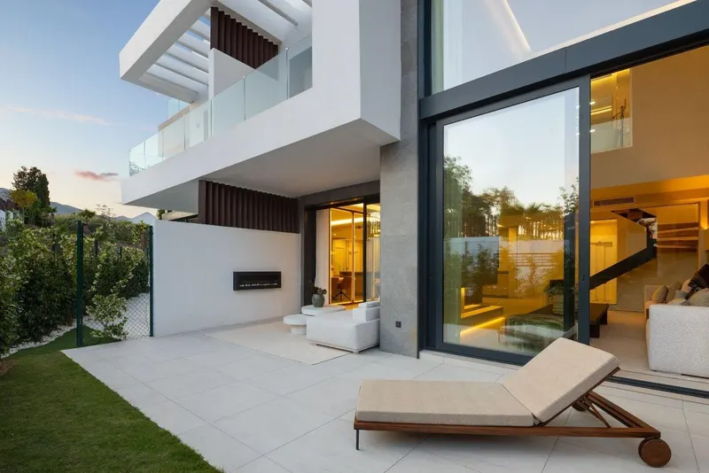 Lujosas casas adosadas de nueva construcción en Río Real, Marbella
