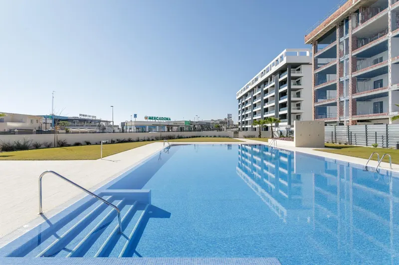 NOWY BUDYNEK GATED URBANIZACJI W TORREVIEJA TYLKO 700M OD PLAŻY