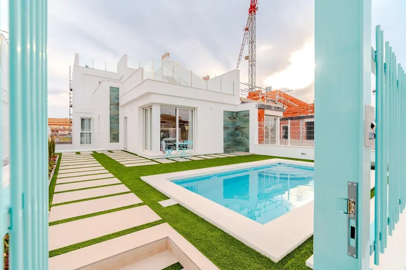 Villas de obra nueva cerca de La Serena Golf y la playa en Los Alcázares