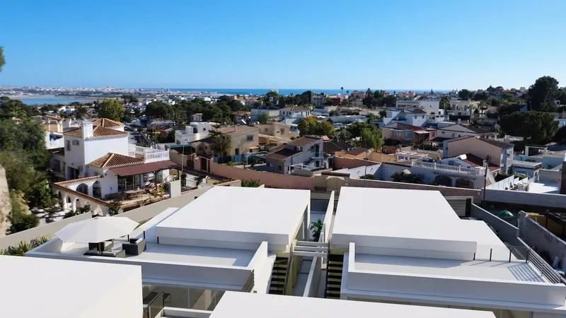 Chalets de obra nueva de una planta con piscina privada en Torrevieja