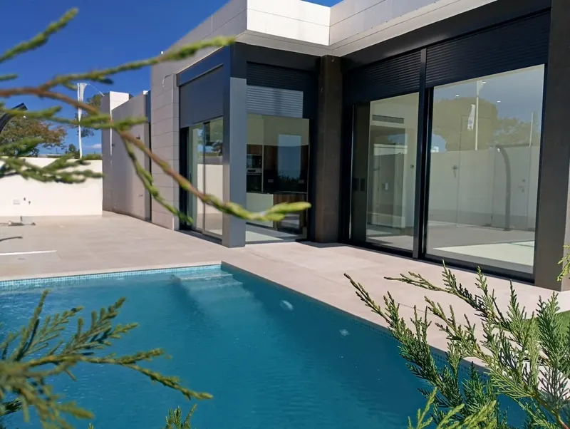 NEW BUILD VILLAS IN PILAR DE LA HORADADA ON THE GOLF COURSE