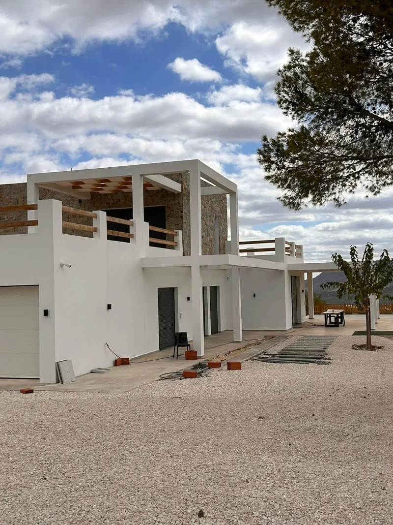 Nowe wille budowane na zamówienie w Pinoso (Alicante): przestronne domy w otoczeniu natury