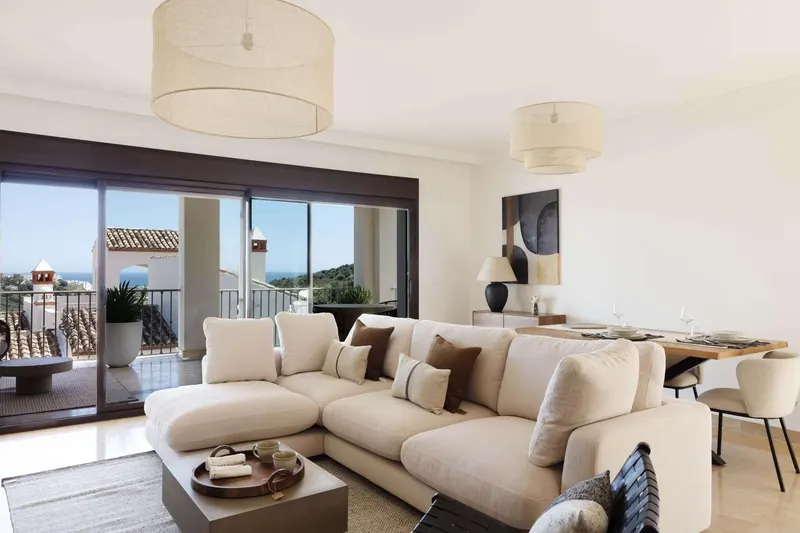 Modernas viviendas mediterráneas con vistas al mar y al golf en Estepona, Costa del Sol