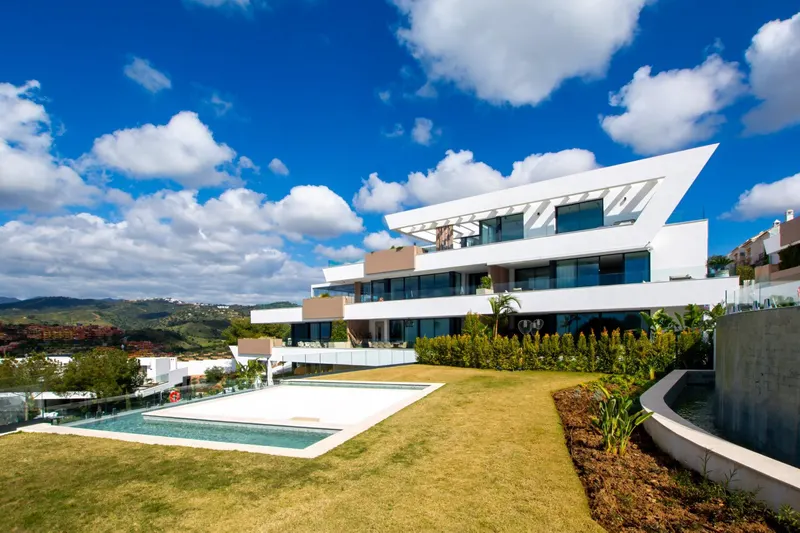 LUXURY URBANIZATION IN MARBELLA WITH SEA VIEWS