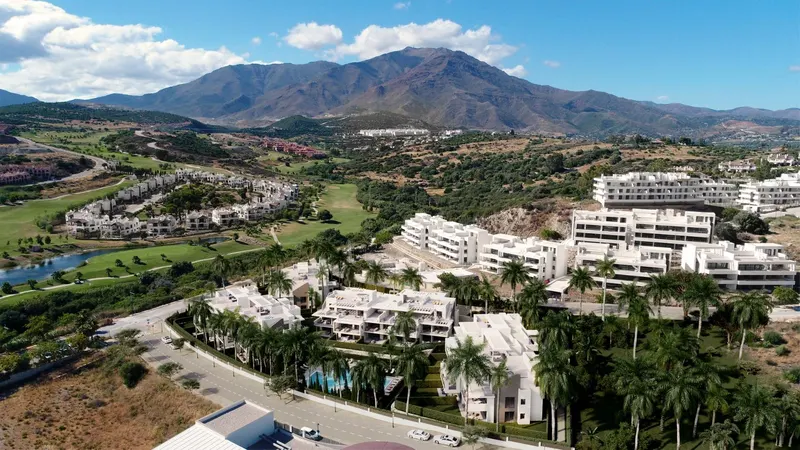 Moderno Residencial en Estepona: Amplios apartamentos con soleadas terrazas