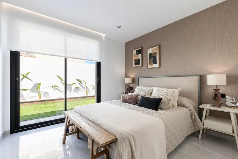Chalets de obra nueva de una planta con piscina privada en Torrevieja