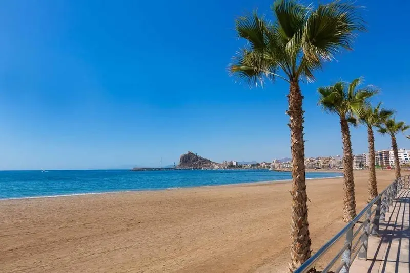 Nowe wolnostojące wille na sprzedaż w Aguilas w Murcji, zaledwie 500 m od plaży