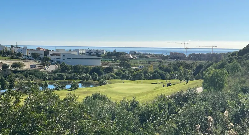 Ekskluzywne nowe wille w pierwszej linii pola golfowego w Esteponie