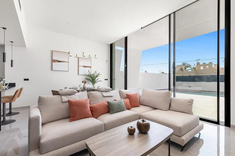 Chalets de obra nueva de una planta con piscina privada en Torrevieja