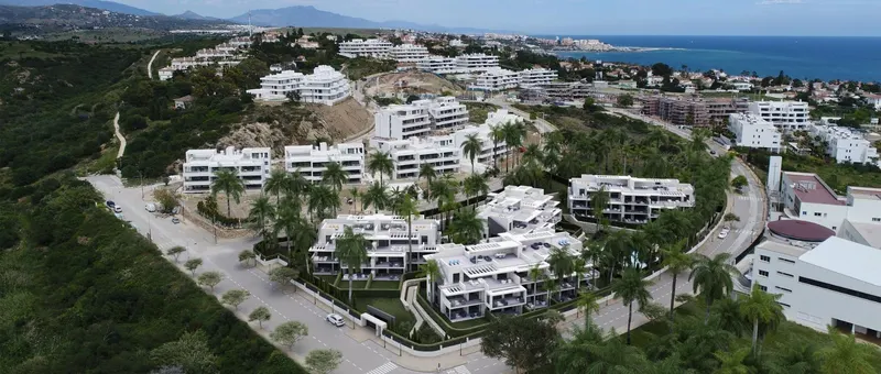 Moderno Residencial en Estepona: Amplios apartamentos con soleadas terrazas