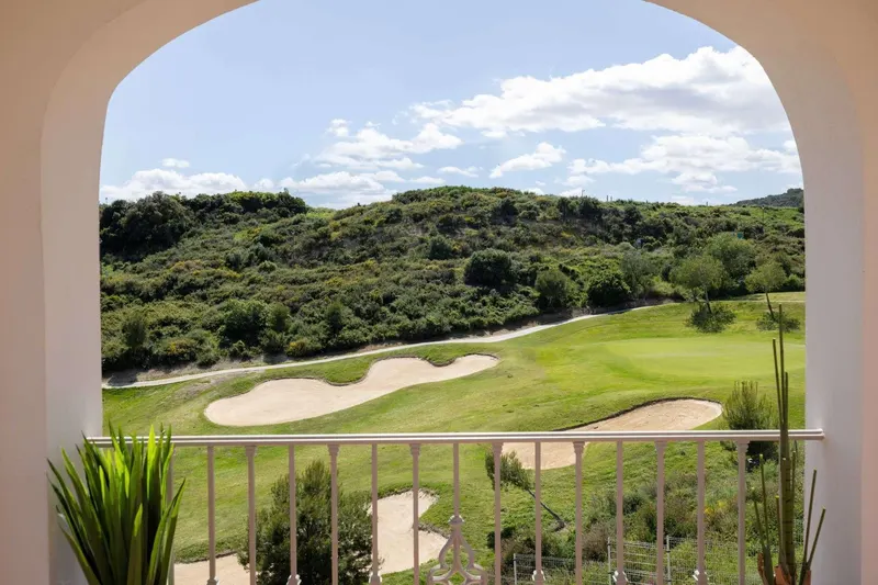 Modernas viviendas mediterráneas con vistas al mar y al golf en Estepona, Costa del Sol