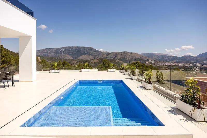 Impresionantes villas de nueva construcción en Polop con vistas al mar