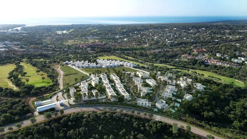 Villas de lujo de nueva construcción en Sotogrande Alto con jardín y piscina privados