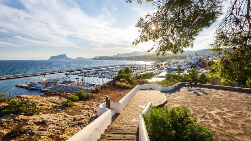 Lujosa casa moderna en el corazón de Moraira-Teulada: un refugio mediterráneo contemporáneo