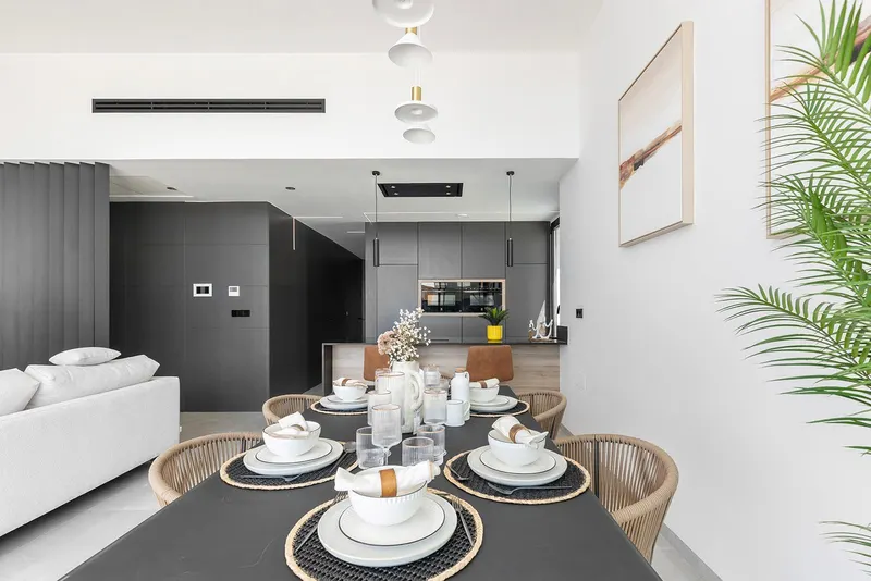 Chalets de obra nueva de una planta con piscina privada en Torrevieja