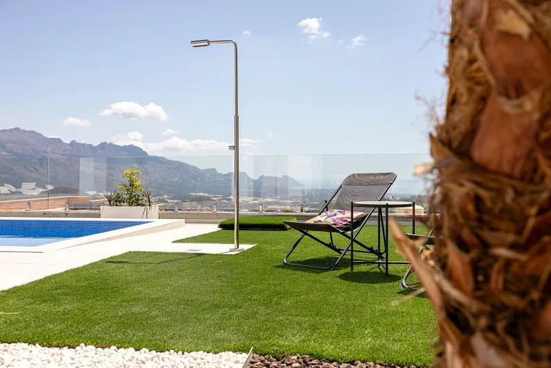 Impresionantes villas de nueva construcción en Polop con vistas al mar