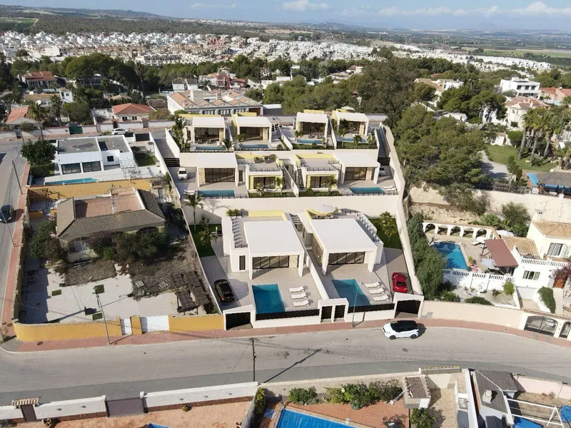 Chalets de obra nueva de una planta con piscina privada en Torrevieja