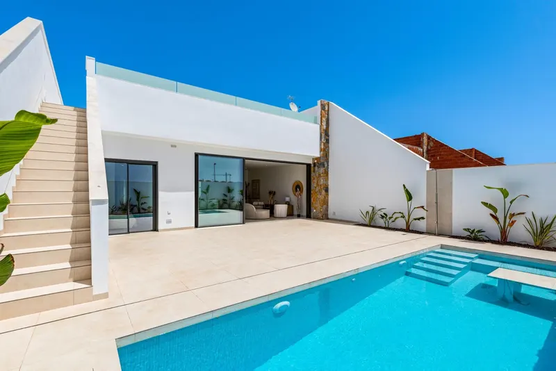 Villas de nueva construcción cerca de Serena Golf en Los Alcázares
