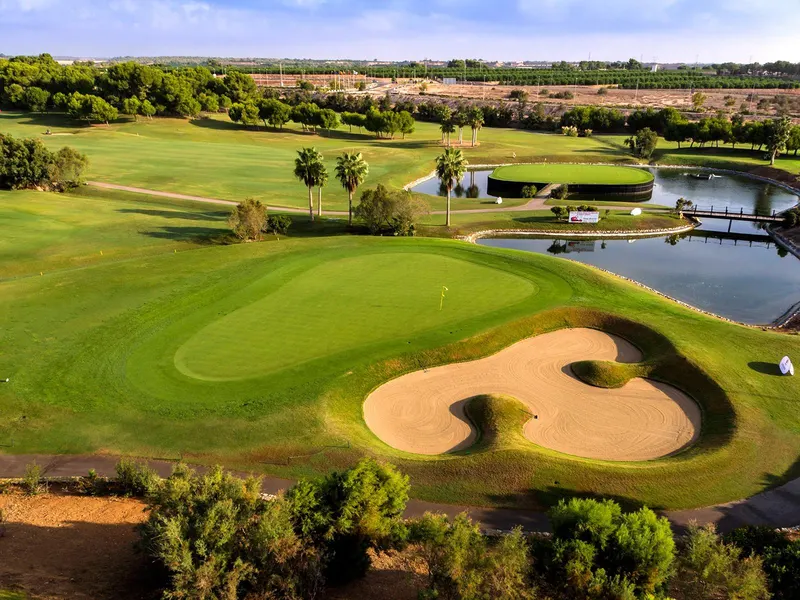 Villas de nueva construcción en primera línea de Lo Romero Golf