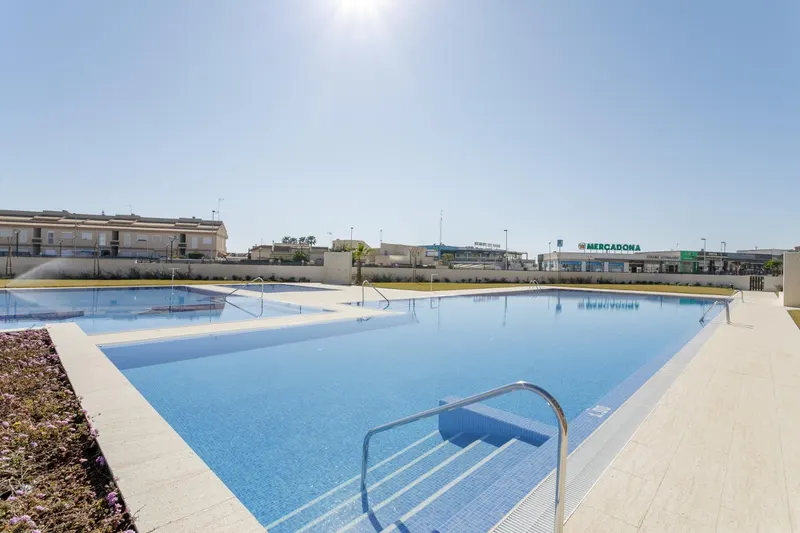 NOWY BUDYNEK GATED URBANIZACJI W TORREVIEJA TYLKO 700M OD PLAŻY