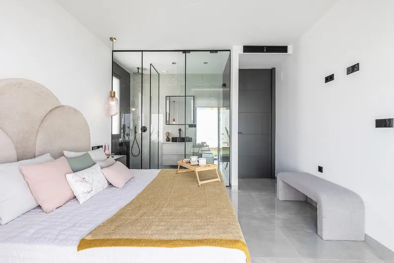 Chalets de obra nueva de una planta con piscina privada en Torrevieja