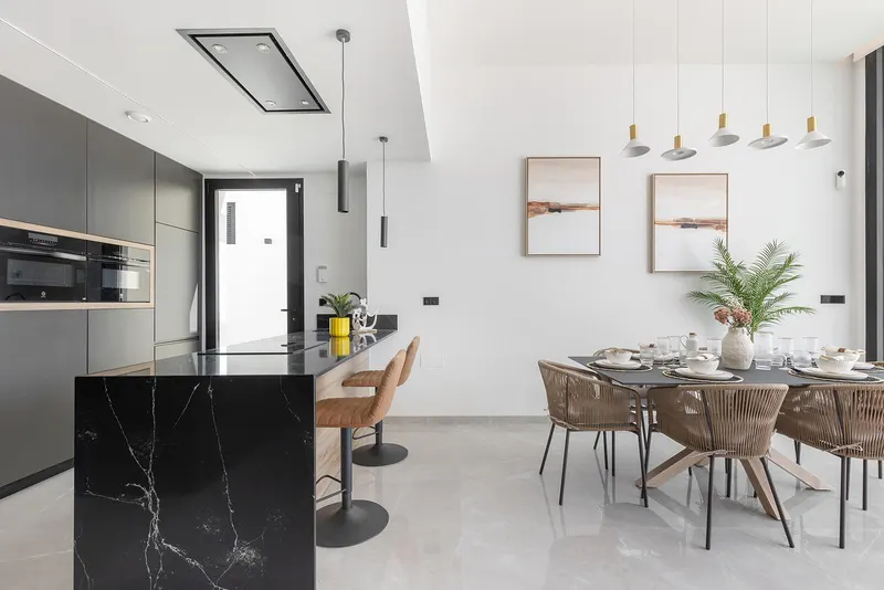 Chalets de obra nueva de una planta con piscina privada en Torrevieja