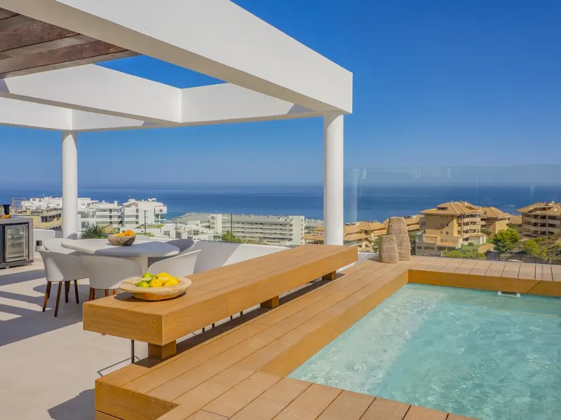 Lujosos Adosados de Obra Nueva con Vistas al Mar en El Higuerón, Costa del Sol