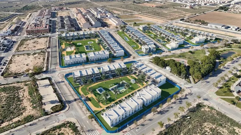 Nowe bungalowy z ogrodem lub solarium w pobliżu plaży w Pilar de la Horadada