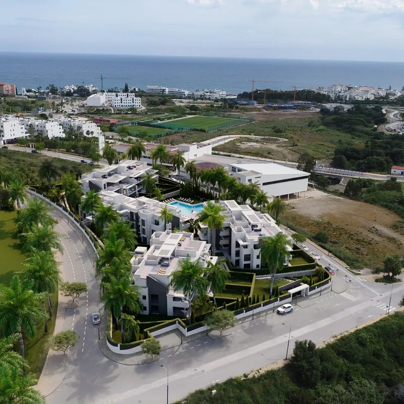 Moderno Residencial en Estepona: Amplios apartamentos con soleadas terrazas