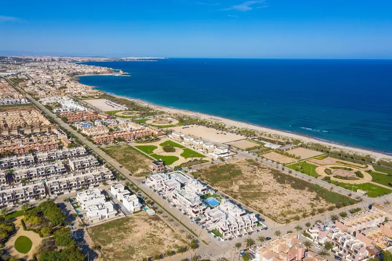 Nowe rezydencje budowlane zaledwie 200 metrów od plaży Las Higuericas