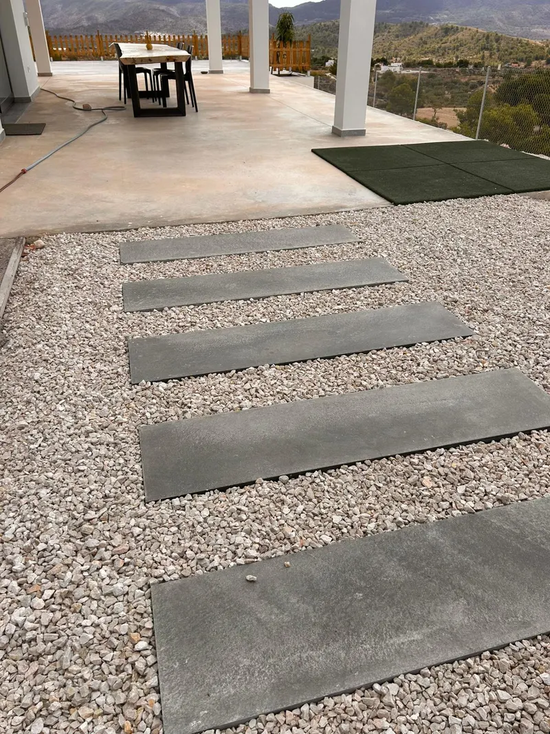 Nowe wille budowane na zamówienie w Pinoso (Alicante): przestronne domy w otoczeniu natury