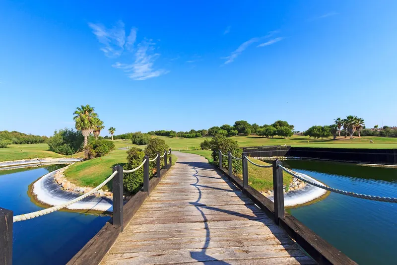 Villas de nueva construcción en primera línea de Lo Romero Golf