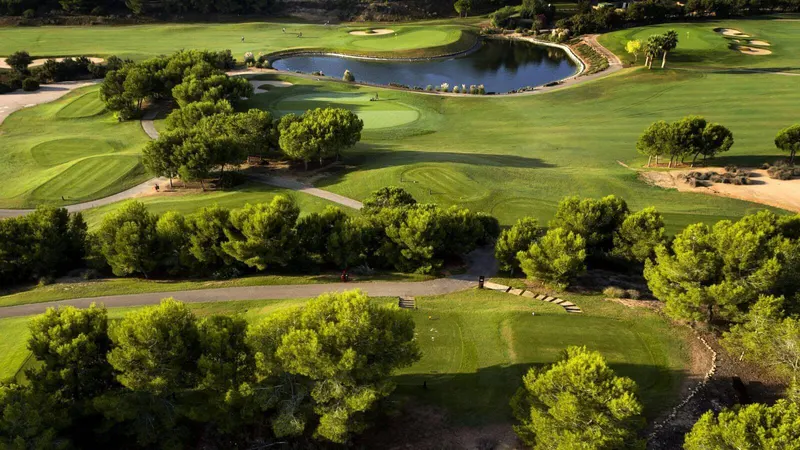 Villas de nueva construcción en primera línea de Lo Romero Golf