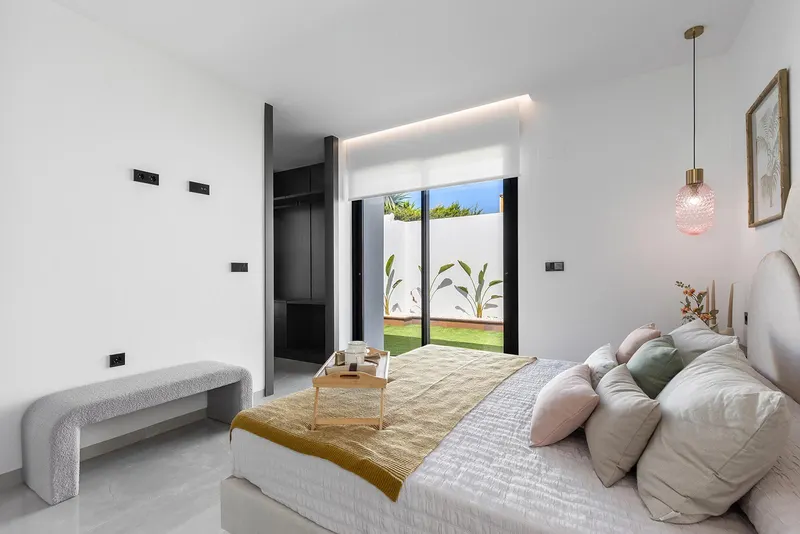 Chalets de obra nueva de una planta con piscina privada en Torrevieja