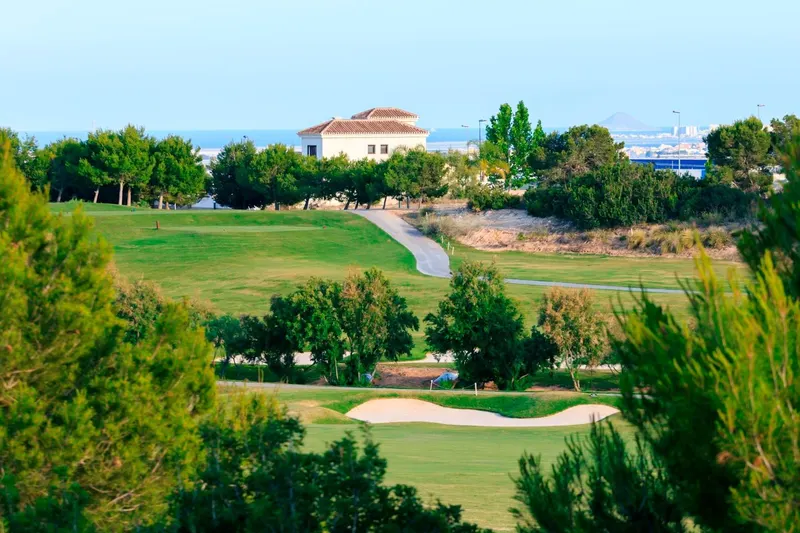 Villas de nueva construcción en primera línea de Lo Romero Golf